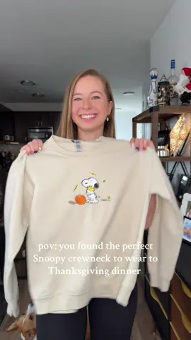 real talk do you dress up or dress comfy for Thanksgiving dinner? #falloutfitideas #snoopycrewneck #thanksgivingfit 