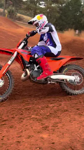 Turn your sound up! Had a blast trying out Dunlop’s new Factory Spec Production tire for Dirt Bike Magazine 🤠 This now lets you rock the same tires as the factory race teams. Here are a few clips ripping the Dunlop SX track on a stock KTM 250SX. @Red Bull Motorsports @Red Bull @MotoSport.com #KTM #250SX #2stroke  