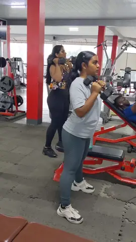 #GymTok #personaltrainer #fullbody #Fitness #training #personal #fitgirl #fullbodyworkout #legday #GymTok #wanica #suriname #gym 