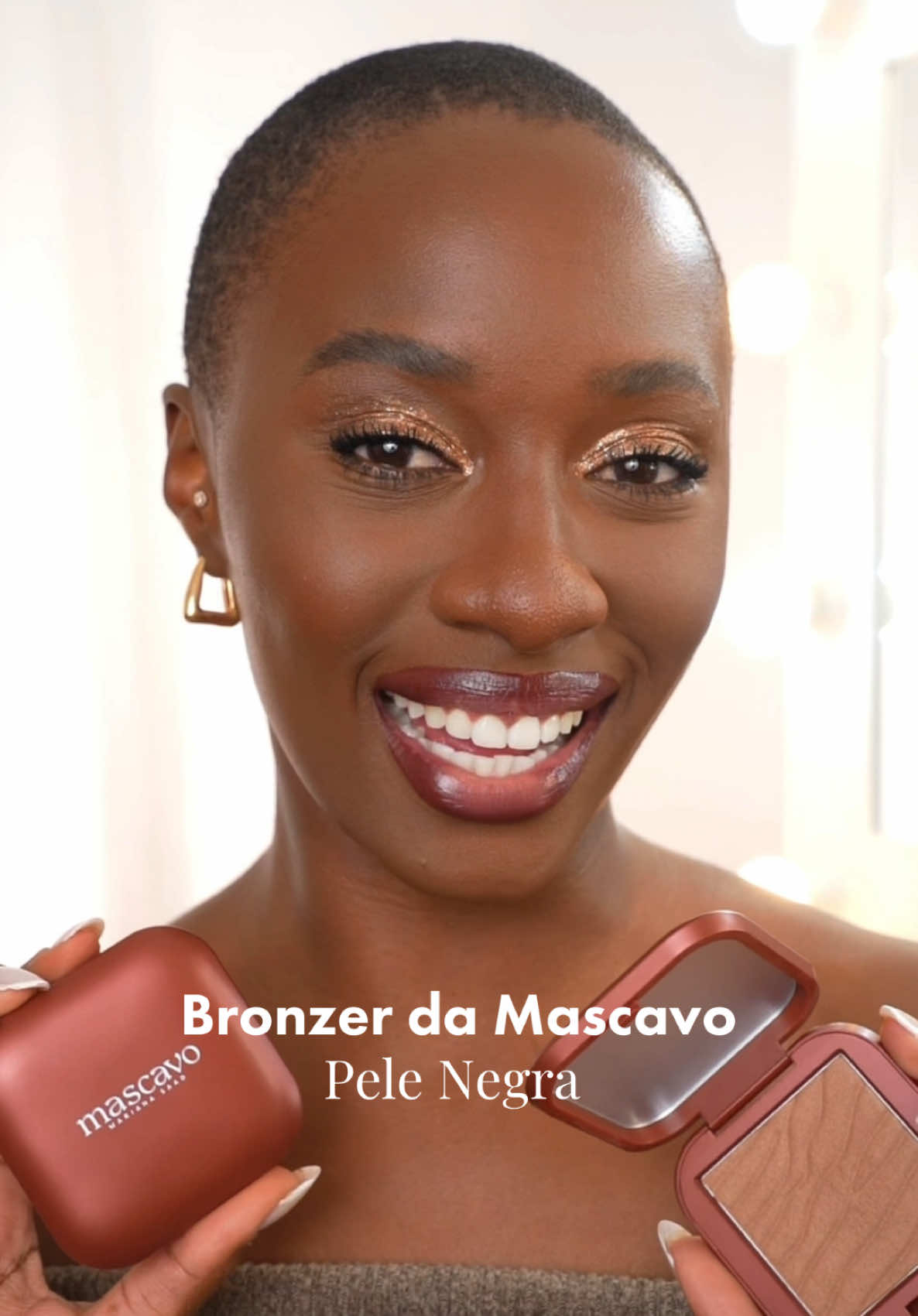 Bronzer da Mascavo em pele negra 🤎🤨 eu já sabia que como BRONZER ele não funcionaria na minha pele, mas com o video da #marisaad falando que em “fototipos mais escuros” traria uma cintilância resolvi testar com vocês. O que acharam? #mascavo #pelenegra #iamirella 