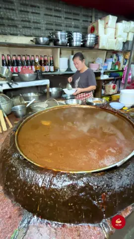 The 60 Years Legend Giant Pot of Braised Beef with Rich Broth in Bangkok | Wattana Panich #asiantable #streetfood #thaistreetfood #thailandstreetfood #วัฒนาพานิช