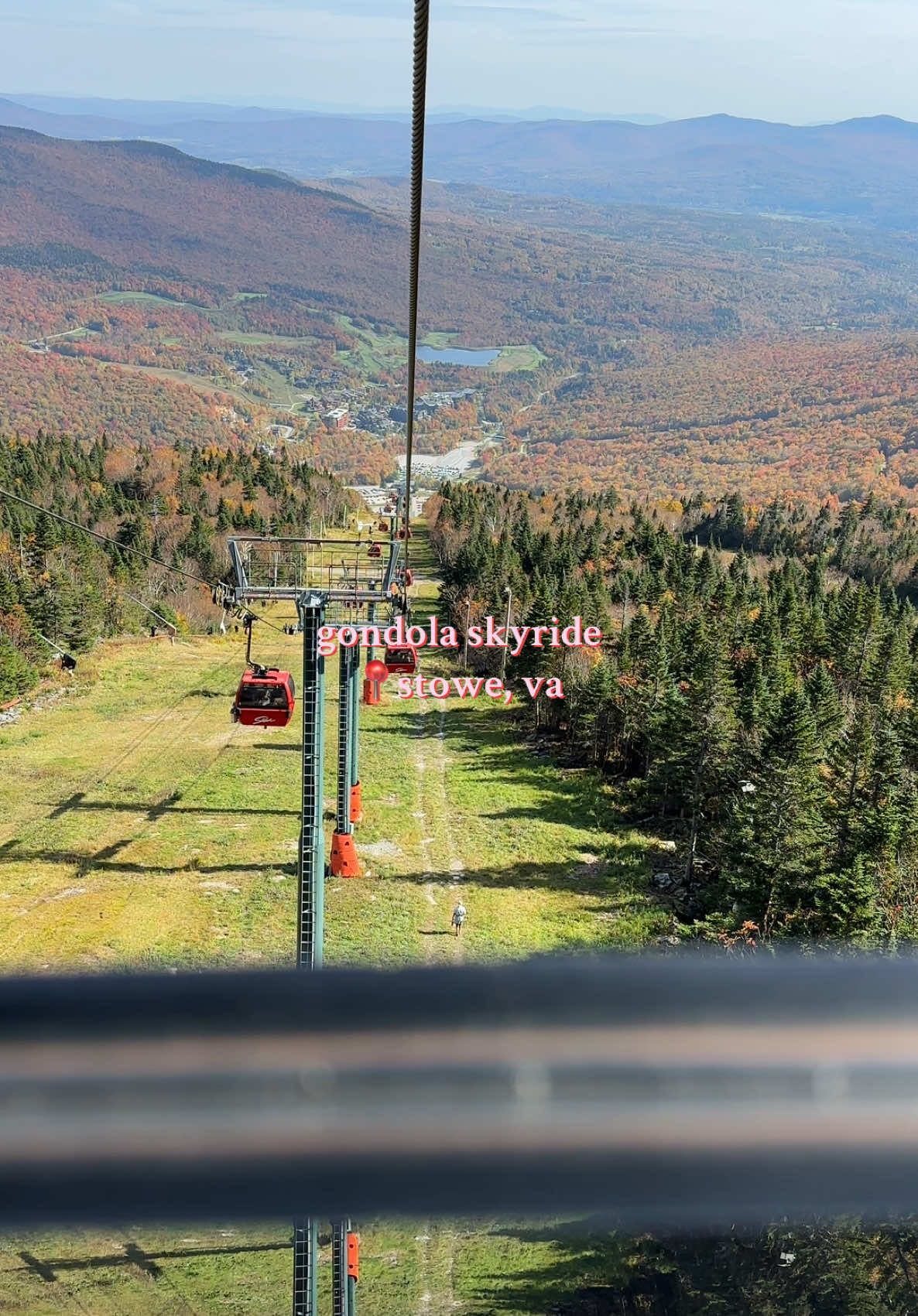 A must do if youre in stowe!! I can only image this plave during ski season!!  #vermont #vermonttiktok #fallfoliage #stowevt #gondolaride #gondolatok #fallfoliage #newenglandfall 