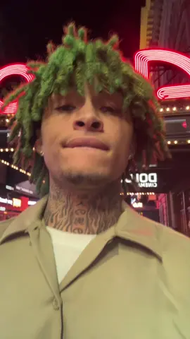 🧑🏽‍🎤