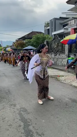Yo gak nyanyi tok..joget barang 😂😂 #budayajawa #fypシ #fyp #sindenjawa #sindenmilenial #sindenkarnaval #karnavalhoreg #ngantang #malang 