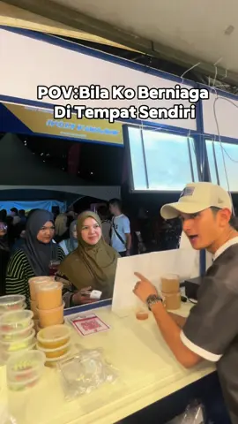 Kerjanya Harus Enjoy kan❤️‍🔥 Patut Kah Kami terus kan Kemeriahan Di Booth WaPunya kedai Macam Ni untuk semua Jelajah? Tak Kira Sabah atau Di mana pun. @Wafiy Aan  ? Cepat kamu datang @HAVOCFOODFESTIVAL di SICC ada 4 hari lagi ni. 