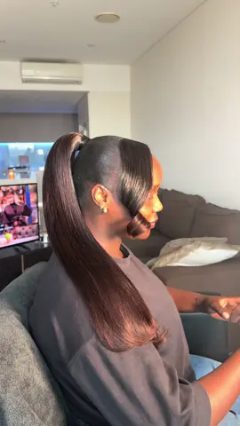 Sleek ponytail w/ side bang on beautiful client using 1.5 bundle 22”  #4chair #hairtransformation #ponytail #sidepartponytail #blackhairstylistaustralia #sydneyblackhairstylist 