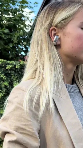 #ad | Met mijn @Bose Ultra Open Earbuds luister ik én naar mn favoriete podcast & hoor ik alles om mij heen tijdens het wandelen 🚶🏼‍♀️🎧 Je e vindt deze fijne Open-ear oordopjes bij @MediaMarkt NL #BoseUltraOpenEarbuds