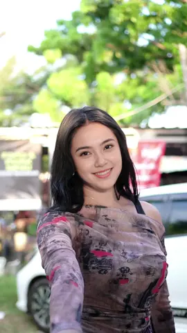 Ntah kenapa Riri seneng banget kalau denger pemusik jalanan.. kakak2 juga harus menghargai mereka ya karena semua dari kita perlu saling menghargai ❤️