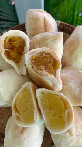 ☘️ Quán Chay Tâm An nay có bán thêm banh Quai Vạc, bánh In và có nhận làm bánh cho các buổi đám tiệc luôn nha. ❤️ Cả nhà mến thương Tâm An thì ủng hộ nhé. 🥟 Bánh Quai Vạc nhân đậu xanh sầu riêng và khóm dừa ạ. 🍪 Bánh In nhân dừa lá dứa và đường thốt nốt ạ.#tritonangiang #xuhuongtiktokk #banhin #banhquaivac 