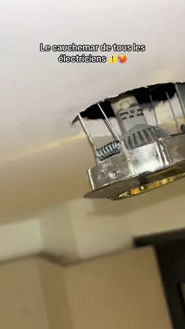 Qui s’est déjà fait pincer les doigts ? 😂🥵 #electrician 