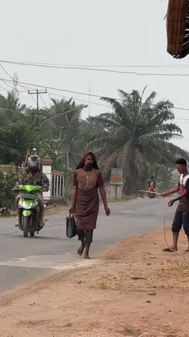Beliau ini sebenernya anggota Intel bernama cakok, karena Cakok dalam bahasa sansekerta artinya Penyamaran / orang yang menyamar, Dalam kantong plastik tersebut berisi HT walkie talkie 