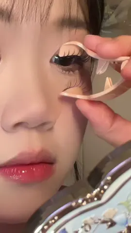 tiện thiệt sự luôn, đỡ phải ngồi đợi keo khô đã vậy còn không bị lộ keo trắng nchung là mê lắm ạ 🌬️#mlendiary#minamcham#magneticeyelashes#Migia #Makeup #goclamdep #makeuptips