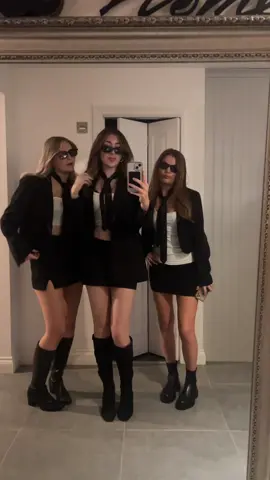 Women in Black🖤  #halloweenlook #fyp #outfit @els @Adele #creatorsearchinsights 