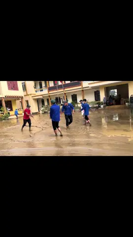 Cùng dọn dẹp sau lũ nào các thanh niên tình nguyện Lệ Thuỷ- Quảng Bình.  #baotramy , #lulut , #LeThuy 