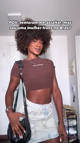 Apresento a vocês: minhas parceiras de rolê. De um lado, Bibi Choque ⚡️; do outro, Tina Volts 🗣