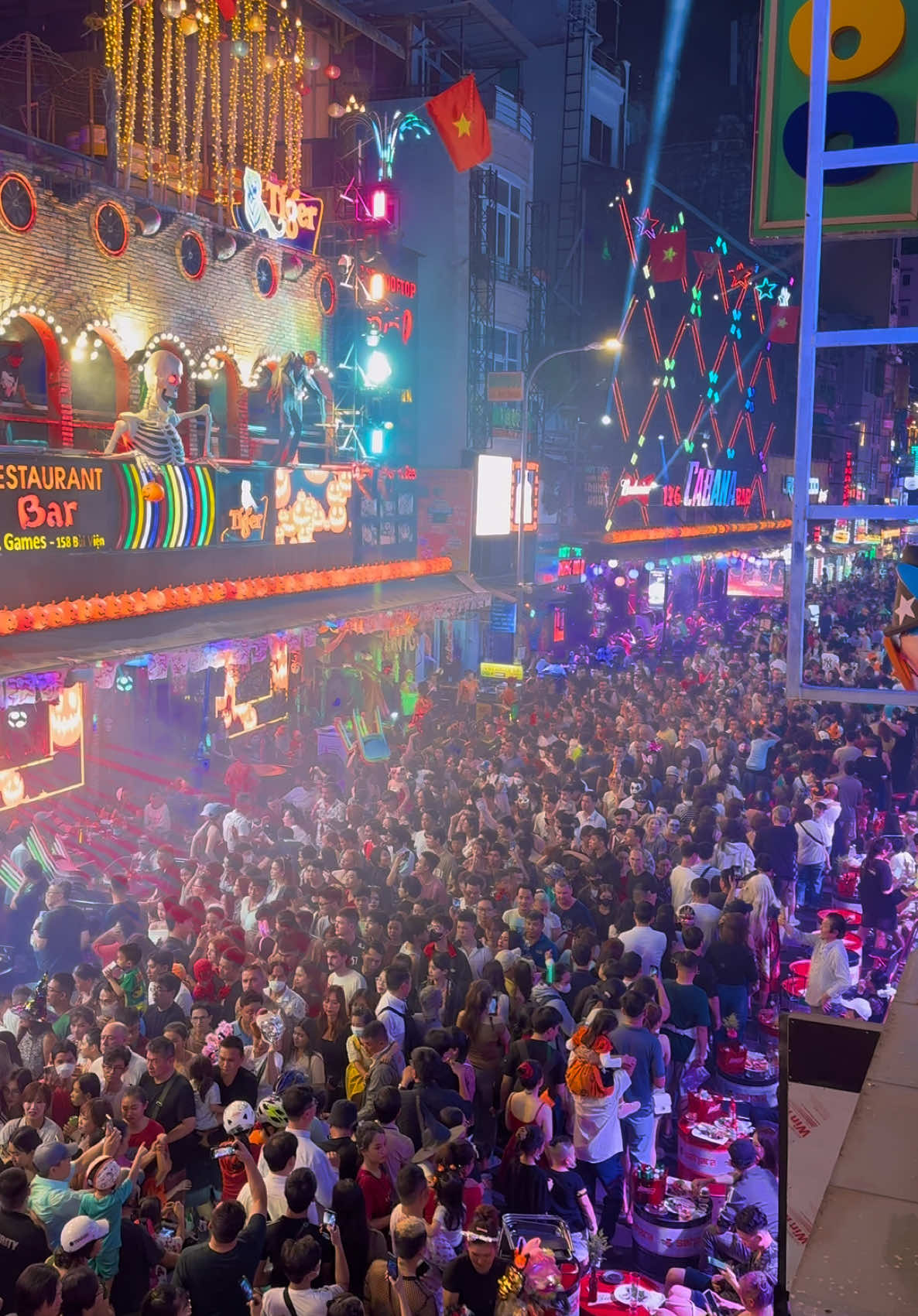 Không khí của Lễ hội Halloween 2024 ở phố tây Bùi Viện. #Saigon #halloween2024 #halloweenbuivien #saigoncityview 