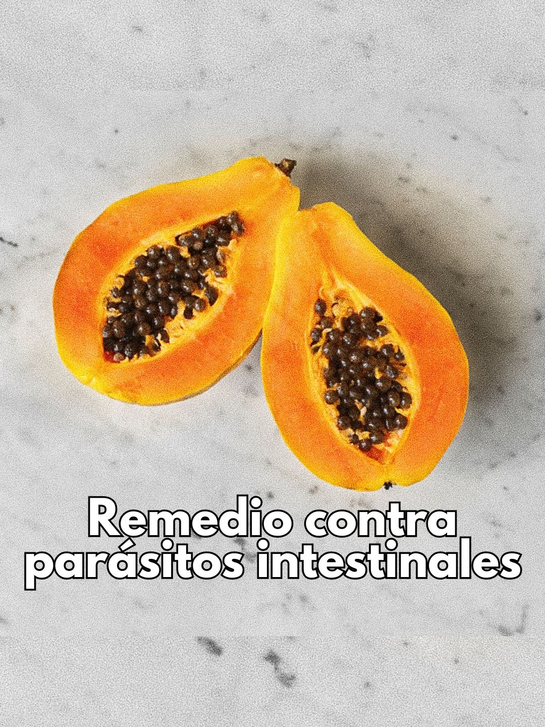 Beneficios del Consumo de las Semillas de Papaya 🤩 Las semillas de papaya son reconocidas en la medicina natural por sus variados beneficios para la salud. Aunque son pequeñas, contienen compuestos potentes que pueden ser útiles para apoyar la salud digestiva, renal, hepática y combatir inflamaciones. Aquí algunos de estos: ⬇️ 1. Propiedades antiparasitarias: estas contienen compuestos como la carpaína, que puede ayudar a eliminar parásitos intestinales. Este uso es tradicional en la medicina natural. 2. Apoya la salud digestiva: Las enzimas presentes en las semillas favorecen la digestión y pueden proteger el hígado, ayudando a eliminar toxinas y mantener una función hepática saludable. 3. Propiedades antiinflamatorias: estas tienen compuestos que ayudan a reducir la inflamación, y otros problemas relacionados. 4. Efecto antioxidante: Los antioxidantes en las semillas ayudan a combatir el daño de los radicales libres, promoviendo una piel y un sistema inmunológico saludables. 5. Beneficio para la salud renal: Consumidas en pequeñas dosis, pueden ayudar a proteger los riñones de toxinas. Guía para el consumo seguro de semillas de papaya 👇🏼 Se recomienda Iniciar con 1/4 de cucharadita diaria de semillas frescas o secas, ya que tienen un sabor fuerte y pueden causar un efecto laxante si se toman en exceso. Si no se presentan molestias, se puede aumentar gradualmente hasta una cucharadita al día. Puedes consumirlas: - Se pueden masticar directamente, aunque su sabor es picante. - En jugos o batidos mezclando para suavizar su sabor. - Como condimento, secas y molidas pueden dar un toque picante a ensaladas, sopas y otros platos. 🚨 Precauciones: - No se recomienda el consumo de semillas de papaya en mujeres embarazadas o en periodo de lactancia, ya que sus compuestos podrían afectar al bebé. - El consumo excesivo de semillas puede causar molestias digestivas, por lo que se recomienda moderación. - Si tienes condiciones de salud consulta con tu médico. ⬇️ Te comparto recetas y como utilizarlas ⬇️ 1. Antiparasitario Natural: Semillas de Papaya con Miel Ingredientes: 1/2 cucharadita de semillas de papaya frescas o secas, 1 cucharadita de miel. Instrucciones: Tritura las semillas y mezcla con la miel hasta formar una pasta. Consume en ayunas por 7 días consecutivos, descansa una semana y repite si es necesario. Nota: No se recomienda en personas con problemas digestivos serios, embarazadas o niños. 2. Condimento de Semillas para Ensaladas o Sopas Ingredientes: Semillas secas y molidas, sal marina, pimienta negra. Instrucciones: Muele las semillas secas y mezcla con sal y pimienta al gusto. Úsalo como condimento para ensaladas, sopas o guisos. 3. Batido Detox y Anti-Inflamatorio Ingredientes: 1 taza de papaya en trozos, 1/2 taza de pepino, 1/4 de cucharadita de semillas de papaya, 1 taza de agua de coco, jugo de 1 limón, un trozo pequeño de cúrcuma o 1/4 de cucharadita en polvo, miel o stevia al gusto. Instrucciones: Licúa todos los ingredientes hasta obtener una consistencia suave. Ideal para tomar en ayunas o como snack a media mañana. 4. Té Digestivo de Semillas de Papaya Ingredientes: 1/2 cucharadita de semillas secas, 1 taza de agua caliente, jugo de medio limón (opcional), miel o stevia al gusto (opcional). Instrucciones: Tritura las semillas, agrega al agua caliente y deja reposar de 5 a 10 minutos. Cuela y endulza con miel o stevia si lo prefieres. Bebe después de una comida para apoyar la digestión. #papaya #semillas #ceroinflamación #dietaequilibrada #combatelainflamacion #salud #sistemadigestivo #antioxidante