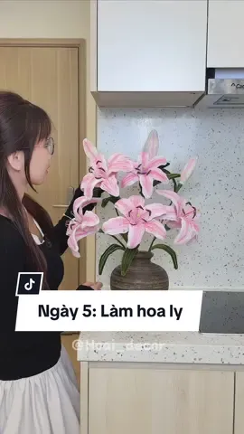 Ngày 5: Làm hoa ly. Năm nay có cách làm kẽm nhung mới đẹp hơn đó các bác ạ #decorhengheo #hoaidecor #DIY #decor 