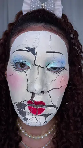 Eu fiz a boneca de “porcelana” TÃO grossa, com medo de esfarelar kkkkk que ela não queria quebrar 😅 #bonecadeporcelana #bonecadeporcelanaquebrada #crackeddollmakeup 