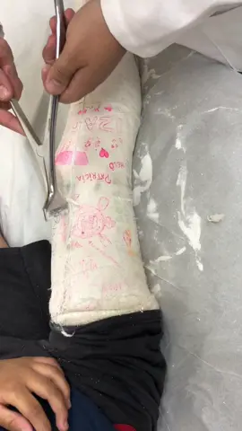 hmm what a noise #asmr #asmrsounds #asmrvideo #asmrtiktoks #plaster #gesso #llc #explore #explora #feet 