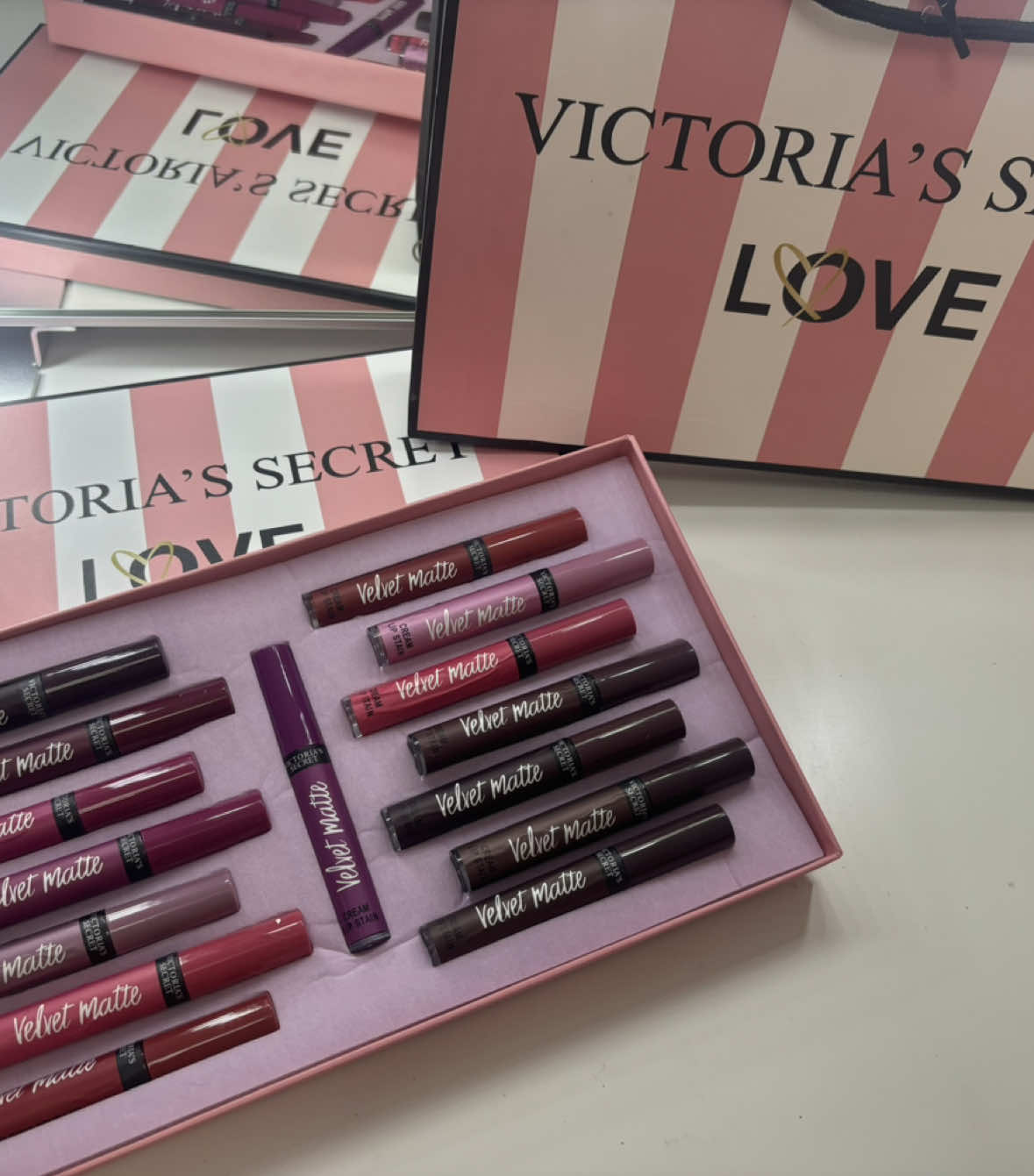 Enamorada de mi nueva adquisicion!!! La amoooo! #victoriassecret #makeup #makeuplove #labiales #paratiiiiiiiiiiiiiiiiiiiiiiiiiiiiiii 