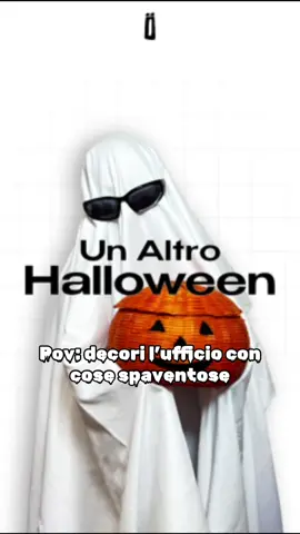 Oggi, mentre eravamo in pausa pranzo, qualcuno è entrato di nascosto e ha trasformato l’ufficio in un vero set horror! 😱📝 Chi sarà questo “spirito” che conosce così bene le nostre paure? Dai, provate a indovinare! 👀 \#HalloweenInUfficio #ChièIlFantasma #VitaDaAgenzia #PaureDaScrivania #AltroAgency 