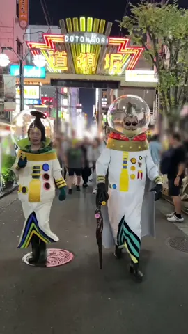 10月31日 道頓堀ハロウィン🎃👻  天竜人の街ブラ散歩 . #道頓堀 #天竜人 #道頓堀ハロウィン2024 #心斎橋 #心斎橋ハロウィン2024 #チャルロス聖 #ロズワード聖 #onepiece #onepiececosplay #ハロウィン仮装 #ハロウィン道頓堀 #ハロウィンコスプレ #天竜人コスプレ 
