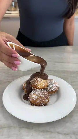 פחזניות במילוי קרם דיפלומט עם רוטב שוקולד חם! לפחזניות- 125 גרם חמאה  125 גרם חלב = 2/3 כוס 125 גרם מים = 2/3 כוס   5 גרם מלח = כפית מלח שטוחה 10 גרם = כף סוכר 140 גרם = כוס קמח 220 גרם = 4 ביצים l לקרם פטיסייר- (אפשר במקום לקנות פטסייר מוכן של גד) כוס חלב = 250 גרם 3 חלמונים = 60 גרם מקל וניל / כפית מחית וניל 1/3 כוס סוכר = 60 גרם 1/4 כוס קורנפלור = 25 כרם לדיפלומט- 50 גרם שמנת 38% לרוטב שוקולד- 50 גרם שוקולד חלב 50 גרם שוקולד מריר 100 גרם שמנת להקצפה 38% אופן ההכנה: נתחיל בקרם פטיסייר- בקלחת נניח חלב, וניל וכף מכמות הסוכר שרשום, נביא לסף רתיחה. בקערה נפרדת נניח חלמונים, סוכר וקורנפלור ונטרוף לאיחוד. נעשה השוואת טמפרטורות בין החלב החם לקערת החלמונים, תוך כדי ערבוב נשפוך בהדרגה את החלב לקערה, נחזיר את כל התערובת שהתקבלה לסיר דרך מסננת, נפעיל על חום בינוני תוך כדי ערבוב מתמיד עד שקרם מתחיל להסמיך ויש ביעבוע, ברגע שיש ביעבוע נמשיך לערבב כ20 שניות ונוריד מהאש. נעביר את הקרם לקערה ונכסה בניילון נצמד ישירות על הקרם, נכניס למקרר עד קירור מלא שעה וחצי. נעבור לפחזניות- בסיר נניח חמאה, חלב, מים, סוכר ומלח ונביא לרתיחה (חשוב שתהיה רתיחה מספר שניות). נוסיף בבת אחת את הקמח ונערבב היטב נכבה את האש ונמשיך לערבב עד קבלת בצק אחיד שנפרד מהדפנות. נעביר את הבצק לקערת המיקסר עם וו גיטרה על מהירות בינונית כמספר דקות עד שהבצק התקרר. נשבור לקערה ביצים ונערבב טוב, נתחיל להוסיף את הביצים בהדרגה (כל פעם קצת) אל קערת המיקסר, הבצק כל פעם בהוספת הביצים יתפרק ויתחבר מחדש.   בצק הפחזניות אמור להיות במרקם ייציב לזילוף, לא בצקי ולא נוזלי מידי, בודקים את המרקם כאשר מותחים חתיכת בצק בין שתי האצבעות ואמור להיווצר חוט שלא נקרע. נעביר את הבצק לשקית זילוף עם צנטר עגול חלק,  על תבנית עם נייר אפייה נזלף עיגולים במרווחים בגודל שווה ונפזר מעל הפחזניות סוכר גבישי.  את הפחזניות נכניס לאפייה בתנור שחומם מראש על 175 מעלות טורבו בשליש התחתון של התנור, אפיית הפחזניות מאוד קריטית להצלחתם ולכן אסור!! לפתוח את דלת התנור בכל מהלך האפייה. את הפחזניות אופים כ30 דקות, מוציאים רק כאשר כל הפחזניות קיבלו גוון זהוב ושזוף. לקרם דיפלומט- בקערה נניח קרם פטיסייר שהכנו מראש, נפתח אותו בעזרת מטרפה, בקערת המיקסר נקציף שמנת עד קרם ייציב, נקפל את השמנת המוקפצת לקרם פטיסייר עד קבלת קרם חלק.  נעביר לשקית זילוף עם צנטר עגול ונמלא את הפחזניות. נפזר מעל הפחזניות מעט אבקת סוכר. לרוטב שוקולד- בקערה נניח שוקולד חלב ומריר, בקלחת נניח שמנת ונביא לרתיחה, נשפוך את השמנת החמה על השוקולד ונערבב עד שנמס לגמרי. נגיש את הפחזניות בצלחת עם רוטב שוקולד בצד וזה הכל תהנו! #CapCut 