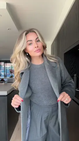 Broek & jas van de @UNIQLO Europe 🩶 linkjes in mn bio 🫶🏼 #fashioninspo #OOTD #fashiontiktok #fashion #aff #autumnfashion 