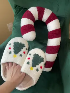 So close to putting up my Christmas tree😭🎄 #fyp #fyppppppppppppppppppppppp #paratii #christmas #pantunflas #pantunflasnavideñas #christmasslippers 