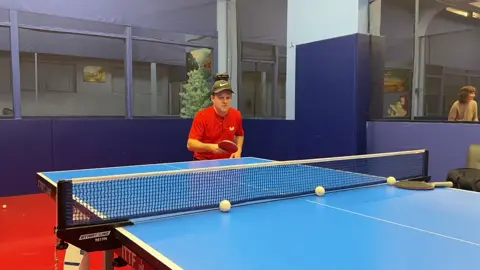 Исправляем топ-спин слева У каждого игрока свой тип ошибок: кто-то не может повторить механику удара, кто-то не чувствует пространство, а кто-то — время. Но бывает, когда не чувствуешь всё сразу, и здесь необходимо найти, за что зацепиться.  Иногда это получается не с первого раза. В этом уроке мы настраиваем само движение, чувство зацепа и тайминг. Шло тяжело, но удалось создать структуру удара к концу занятия. Теперь осталось только повторять и потихоньку вытачивать каждое звено на теннисном станке. #tabletennis #tabletennisclips #tutorial 