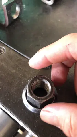 SERVIÇO NAS PORCAS 🤩✅#ferramentas #tornearia #mecanico #torno #foryou #soldador 