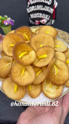 Cəmi 15 dəq hazır super-dadlı Kala peçeniyası: Resept; 📃📃📃 (Stəka ölçüsü-200ml) 3 yumurta 1 st şəkər tozu(180 qr) 1 st un(130 qr) Bu xəmirə qabartma tozu,soda vurulmur. Mən konveksiya rejimində 200 dərəcədə 5-6 dəq bişirdim.Konveksiyasız 190 dər bişirə bilərsiniz.Sobada çox qurutmayın və isti -isti bükün,çünki soyuduqda bükülmür. #keşfetteyizzz  #keşfet 