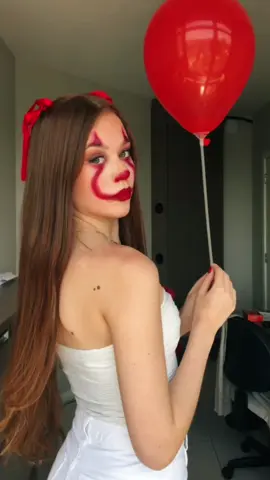 Uma tentativa de fantasia de halloween improvisada de pennywise 😂🎪✨❤️ #halloween #maquiagemhalloween #makehallowen #fantasiadehalloween #pennywise #fantasiapennywise #maquiagempennywise #itacoisa 
