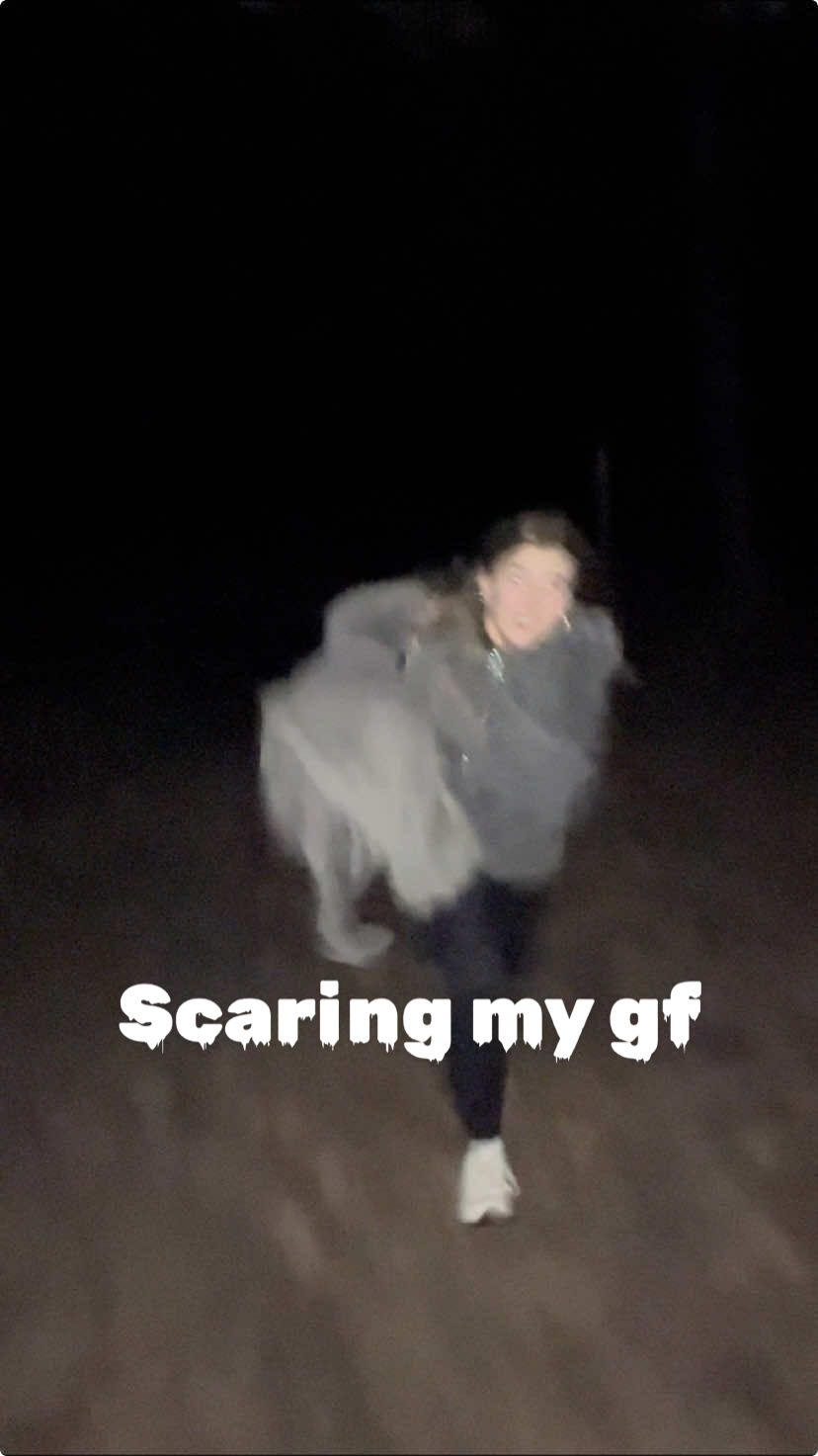 Too easy #jumpscares #couplestiktok #relationshiphumor 