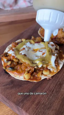 TACOS DE CAMARÓN DE ELOTE Si nunca han probado la combinación de rajas, elote y camarón, les ruego que prueben estos tacos. Son una barbaridad. Ingredientes  - 300 g de camarón  - 1 elote blanco  - 1 tomate  - 1/4 cebolla blanca  - 2 dientes de ajo  - 1/2 cda mantequilla  - 1 chile guajillo  - 1 chile poblano grande en rajas o 2 chicos  - 1 cda orégano  - 1/2 cda paprika  - 1 cda consomé casero  - sal y pimienta al gusto  - 1 cda aceite de aguacate  - chipotle molido al gusto  - 1/4 taza crema baja en grasa  - tortillas de maíz  - queso oaxaca De verdad que han sido de los mejores tacos de camarón que he probado. Ya se volvieron tradición en mi casa. El elote les da mucha textura y el chile guajillo y chipotle un ligero toque ahumado. Los tienes que intentar. . . . . #shrimp #taco #camaron #mariscos #seafood #chipotle #uffbuenisimo #paulinacocina #Receta 