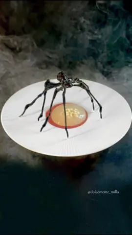 Spider || Cioccolato bianco • Litchi • Rosa • Lamponi Un dessert che cattura l’essenza della scultura “Spider” di Louise Bourgeois: un’opera tanto delicata quanto imponente, che evoca sia fragilità che potenza. La base del dolce è un croccante di cioccolato bianco, che rappresenta la robustezza delle zampe del ragno. Al centro, una mousse leggera in mini sfere  al cioccolato bianco, quasi eterea, per evocare il contrasto con l’interno più vulnerabile della figura, fluttuano all’interno dell’uovo di succo di Litchis profumato alle rose, mentre la zuppa di riduzione di lampone, simile ad un rivolo di sangue, ricordano la natura viscerale e protettiva della scultura. Il risultato è un dessert che non solo celebra Bourgeois, ma invita il commensale a riflettere sul connubio tra forza e delicatezza. @silikomartprofessional  #dessert #halloween #dessertlover #litchis #cioccolato #pastryart #pastrypassion #artonaplate #gourmetdessert #foodphotography #foodporn #michelin 