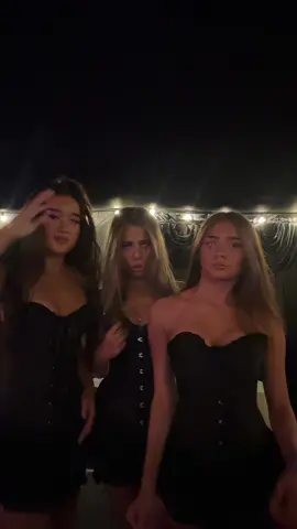scary 😜 #fyp #foryoupage #viral #brunettes #uk #october #halloween #BestFriends #trio 