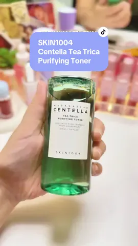 The @skin1004philippines Tea-Trica Purifying Toner is a must-try! 🌿 It gives a deep cleanse without stripping, thanks to its Pine Tree Complex, tea tree leaf water for calming inflammation, and Centella Asiatica to soothe sensitive areas. With a plant-based CS-Sebum cleaner to balance oils and BHA to keep pores clear, this toner leaves my skin feeling refreshed, balanced, and never sticky. And it’s PETA Vegan & Cruelty-Free, EWG Green grade, and fragrance-free! Check it out in my yellow basket—highly recommend! 💛 #skin1004 #teatricatoner #purifyingtoner #toner #skincare 