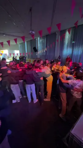 Je goed voelen in je eigen klas is zo ontzettend belangrijk. Helemaal uit je dak kunnen gaan, nog belangrijker! Special guests DJ Arthur Lewis & Gerben Tuerlinckx zetten vorige week de boel op stelten in het VTI Roeselare tijdens onze silent disco! 💥 #jongenzot #silentdisco 