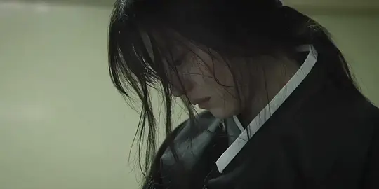 أحسست بأنني كنت أرى العالم معك من زاوية واحدة، وحين رحلت، أكتشفت أن هنالك زوايا اخرى، أكثر ظلامًا وبرودة#💔 #fypシ 