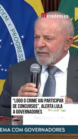 O #presidente Luiz Inácio #Lula da Silva (PT) fez um alerta aos governadores, nesta quinta-feira (31/10), sobre o risco de o crime organizado se infiltrar perigosamente no #poder público. “O crime organizado hoje não é mais o bandido comum que a gente estava habituado a lidar. Hoje é uma organização poderosa, que está envolvida em todos os setores da sociedade, inclusive a nível internacional. Eu tenho tido uma preocupação com os #concursospúblicos porque, logo logo, o crime organizado vai estar participando de concursos, vai estar indicando juiz, vai estar indicando procurador, político, #candidato. Essa é uma coisa que é quase incontrolável se a gente não montar um pacto federativo que envolva todos os poderes da federação, que envolva todos os poderes que estão envolvidos direto e indiretamente nisso”, disse o chefe do Executivo. Lula recebe, nesta quinta, governadores, ministros e parlamentares no Palácio do Planalto para discutir uma proposta de emenda à Constituição que traz mudanças no regime de segurança pública do país. O projeto, sob coordenação do ministro da Justiça e Segurança Pública, Ricardo Lewandowski, foi apresentado às autoridades durante o encontro. “A gente não vai resolver todos os problemas da segurança pública em apenas uma reunião. Lewandowski começa a discussão apresentando a proposta e a gente quer ouvir os governadores e quer ouvir os governadores falarem de outros problemas da segurança publica”, continuou o presidente. O petista ressaltou que na reunião “não existe censura ou impedimento” para que os governadores digam o que pensam. “Eu sei que cada governador tem os seus problemas, tem suas soluções. Mas o que a gente está notando, efetivamente, é que o crime organizado está crescendo, as organizações nas cadeias estão crescendo. A gente vê falar do Comando Vermelho, do PCC, e eles estão em quase todos os estados, disputando eleições, elegendo vereador. E quem sabe indicando pessoas para utilizar cargos importantes nas instituições brasileiras”, concluiu o presidente. #TikTokNotícias