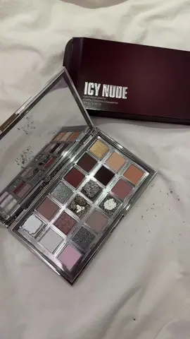 💔 #اكسبلورexplore #foryou #fyp #brokeneyeshadow  #hudabeauty #makeup #grwm #eyeshadow 