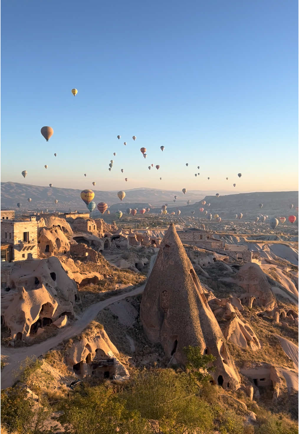 This sunrise viewpoint in Cappadocia was magical ✨ #cappadocia #turkey #uchisar #kapadokya 