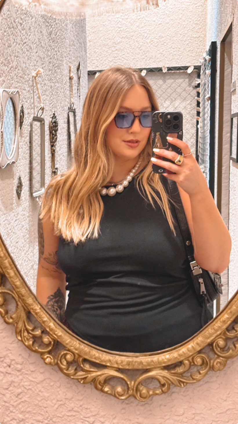 Roupa curta não dá né? 🤪 Look: Saia @Leticia Michels cupom MARILIAGIASSI Blusa Quintess  Papete @Lojas Renner cupom MARILIAGIASSI #plussize #modeloplus #modaplussize #make #modaplussize #modaplus #producao #acessorios #lookplus #autoestima #amorproprio 