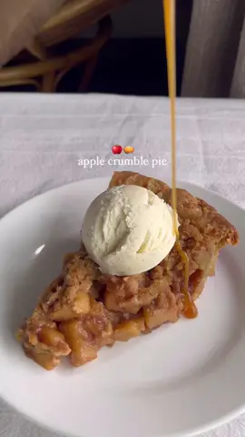 Apple crumble pie!🍎🥧 I followed @emily 🥕 “a very good apple pie” recipe that I linked below! https://www.emilyeatsthings.com/a-very-good-apple-pie/ #fallbaking #applepie 
