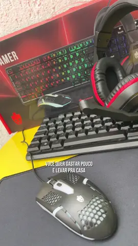 Quer um setup gamer completão sem gastar muito?  O combo EG-54 da Evolut é perfeito pra quem tá começando!  Com teclado iluminado (ABNT2), mouse ajustável (800 a 1600 DPI), headset com som imersivo e mousepad compacto, você tem tudo o que precisa pra iniciar suas aventuras no seu PC gamer. Na Mundoware, você ainda tem super cashback em todas as compras! Vem conferir?   #mundoware #lojacomcashback #evolut #gamer #combogamer #kitgamer