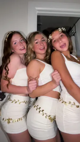 +1s🔱 • • • #goddess #trio #halloween #halloweekend #sexy 