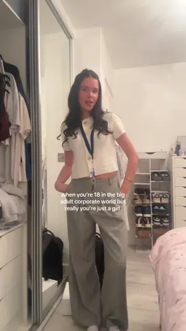 no because all my emails are ‘can you help please’ ‘i’ll get back to you on that’ ‘warm regards’ hahahahaha #officelife #degreeapprenticeship #corporatelife #business 