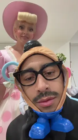 Meeeee aaand Mr! Mr Potato Head…we got a thing going on 🎶🩸🥔✨ #halloweencostume #toystory 